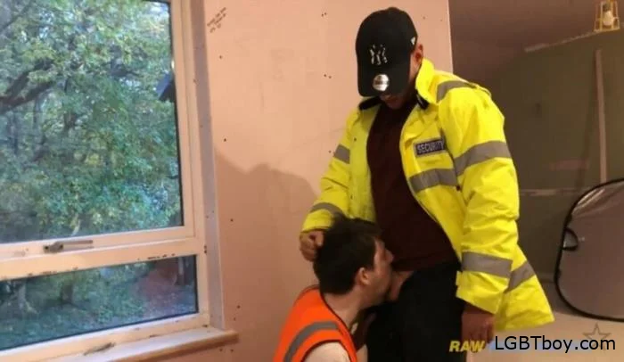 Slacking Builder Gets Fucking From Big Cock Boss [HD 720p] Gay Clips (725 MB)